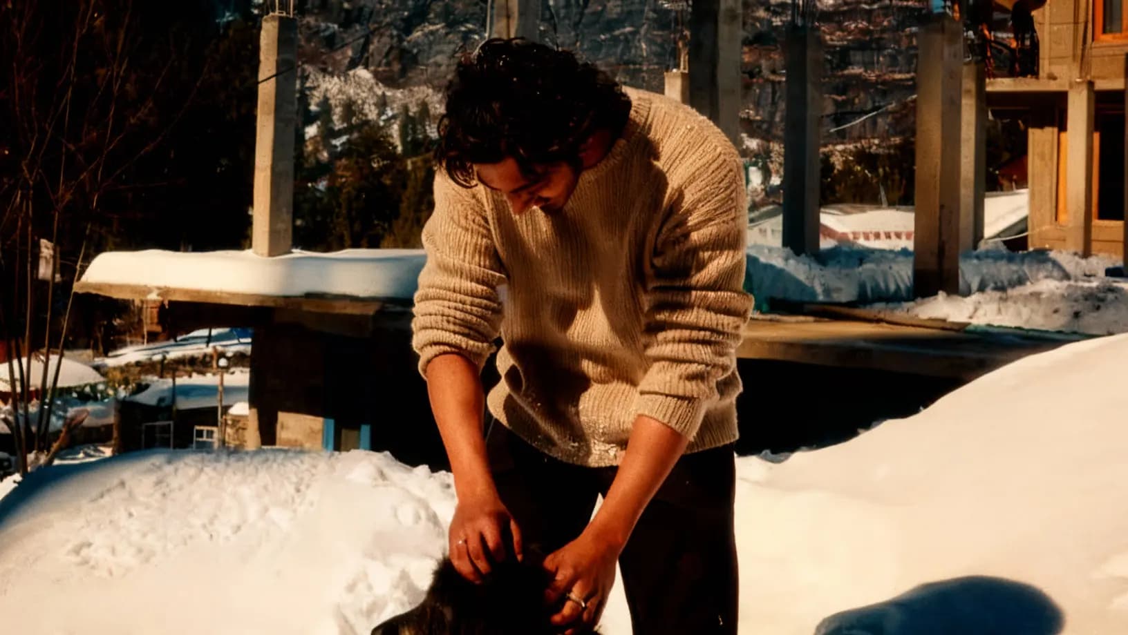 उसने धमाकेदार पदार्पण किया, शीर्ष बॉलीवुड अभिनेता को असुरक्षित महसूस कराया, और अब एक एक्शन फिल्म की तैयारी कर रहा है।